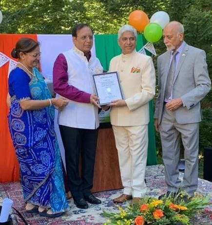 shiromani comes to award to dr. ahuja