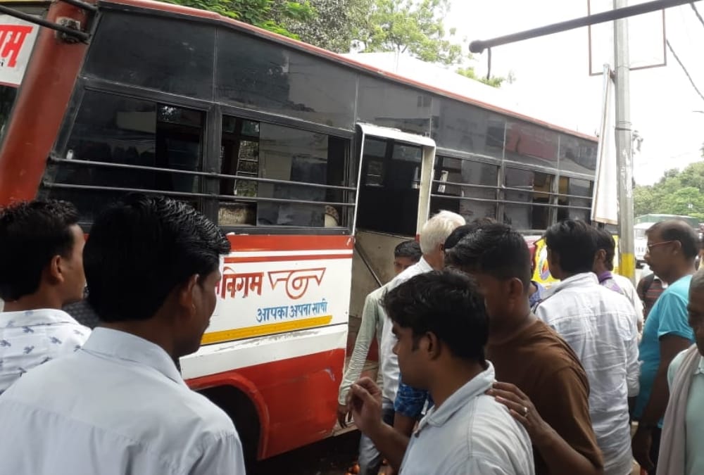 Two died and many injured in accidents in Barabanki.