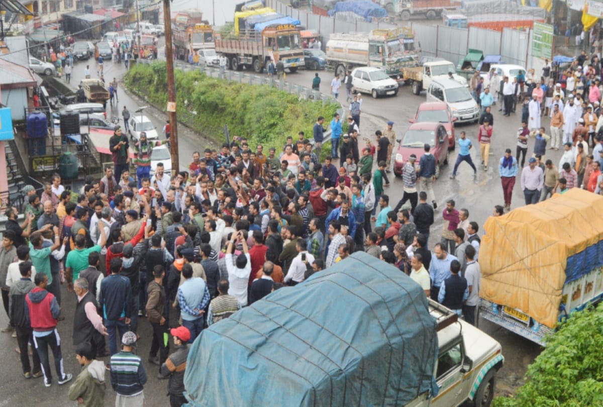 chakka jam by apple growers on the road for two hours in shimla