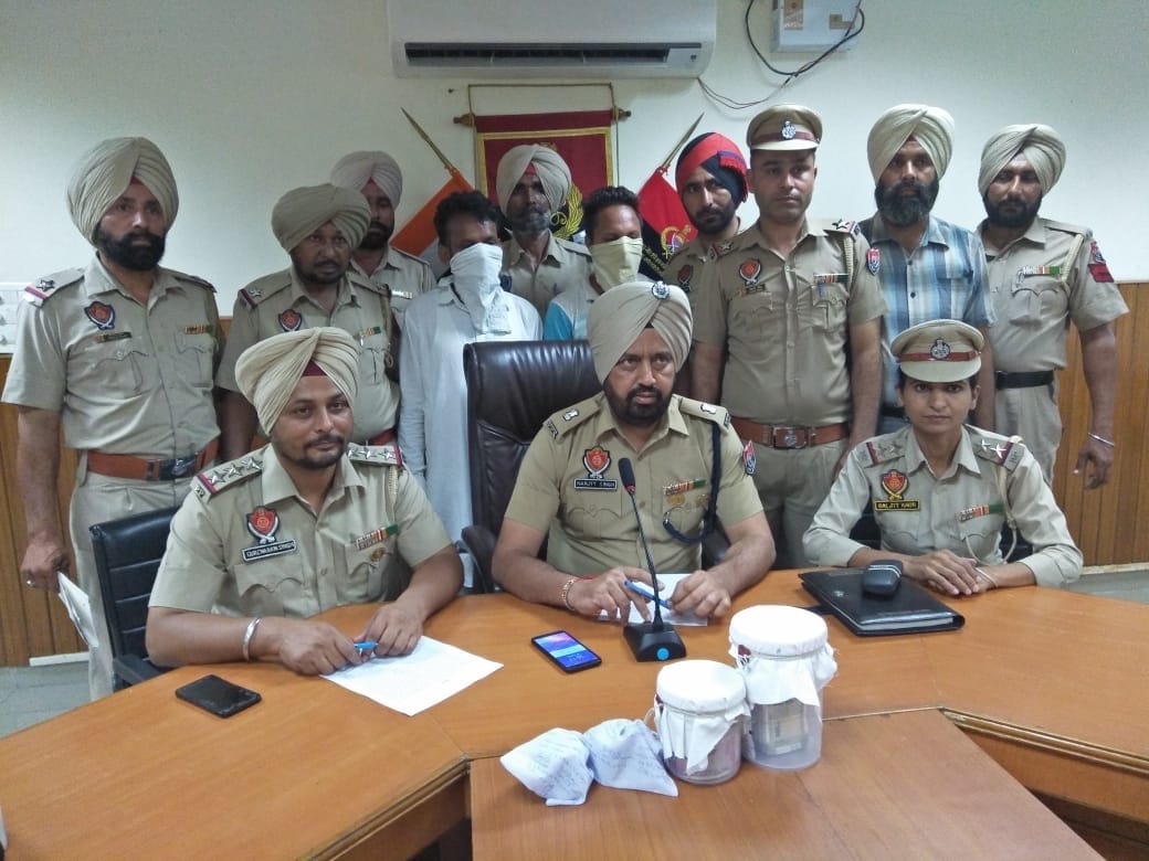 Two international drug smuggler arrest with cash and heroine