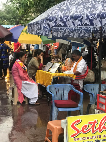 Shoe keepers earning rs 1 lakh per month at Connaught Place Hanuman Temple