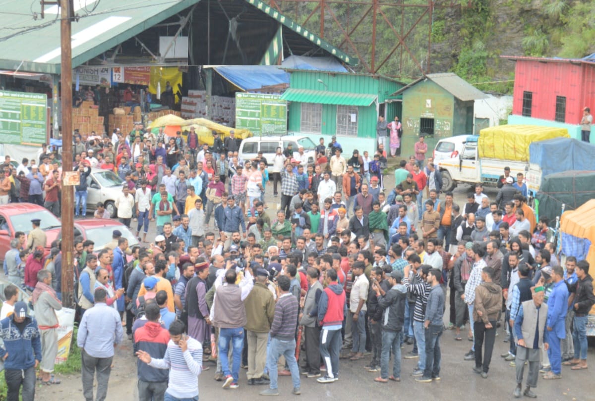 uncontrol trala crushed seven people in fruit market bhattakufer shimla