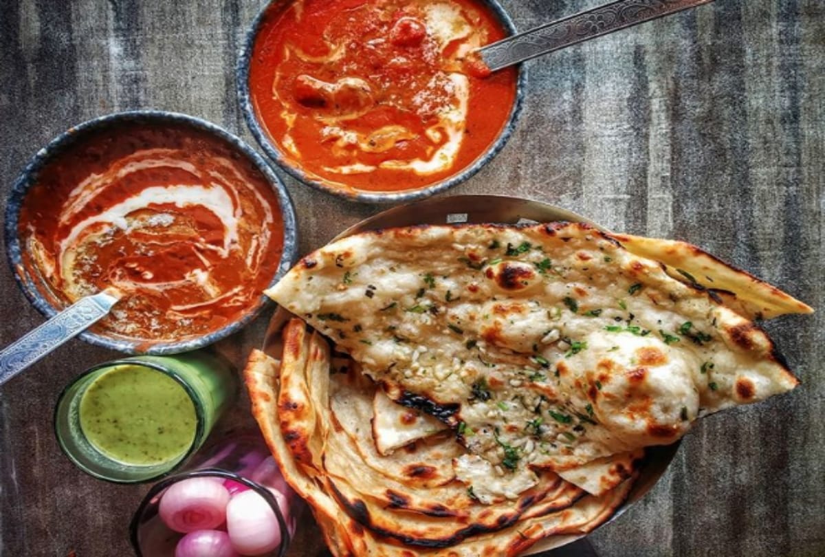 resturent style garlic naan made at home with easy recipe
