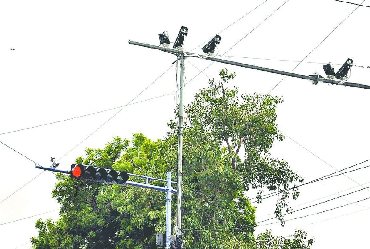traffic lights and cameras become showpieces in smart city agra
