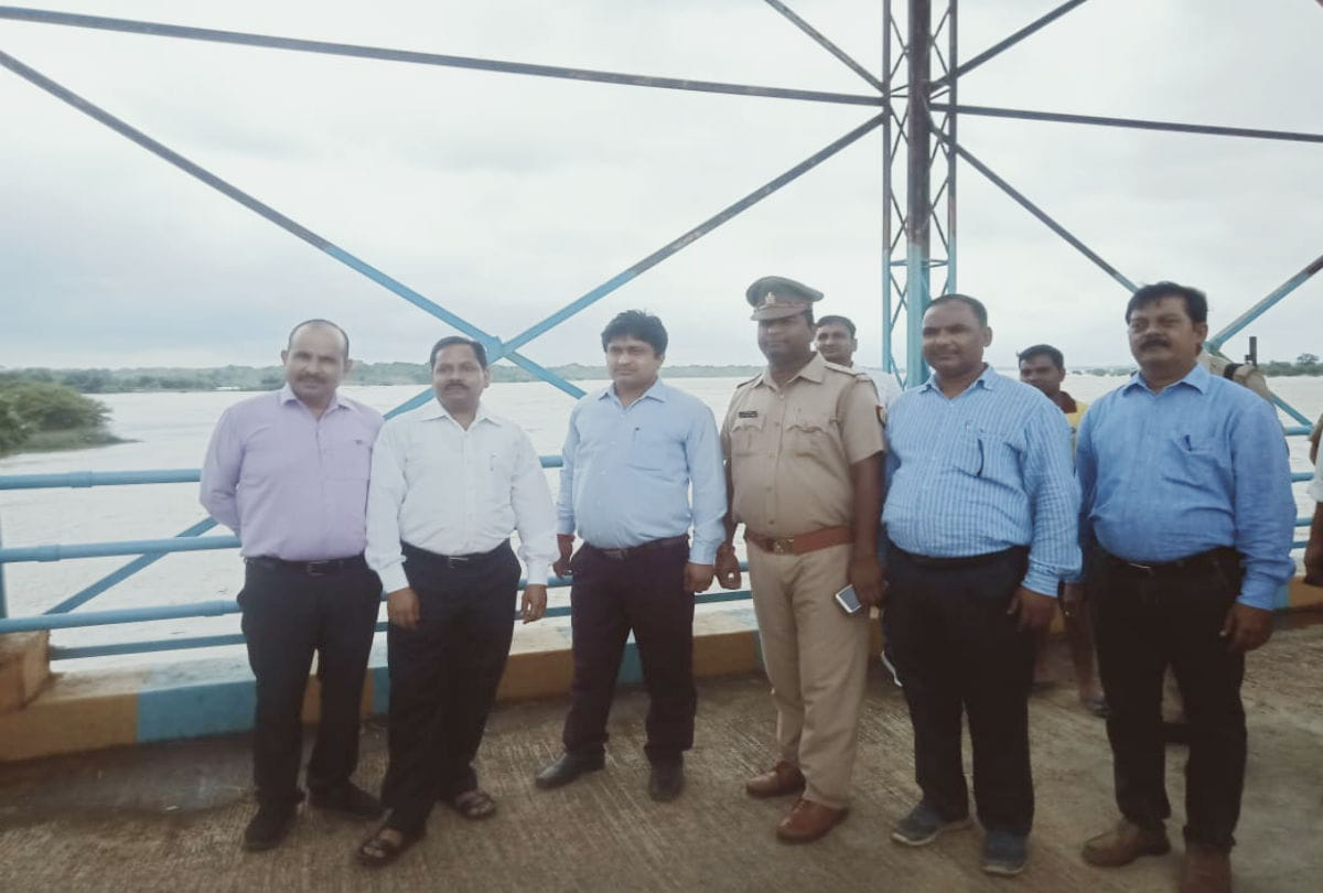 flood situation due to water level increasing of chambal river in agra