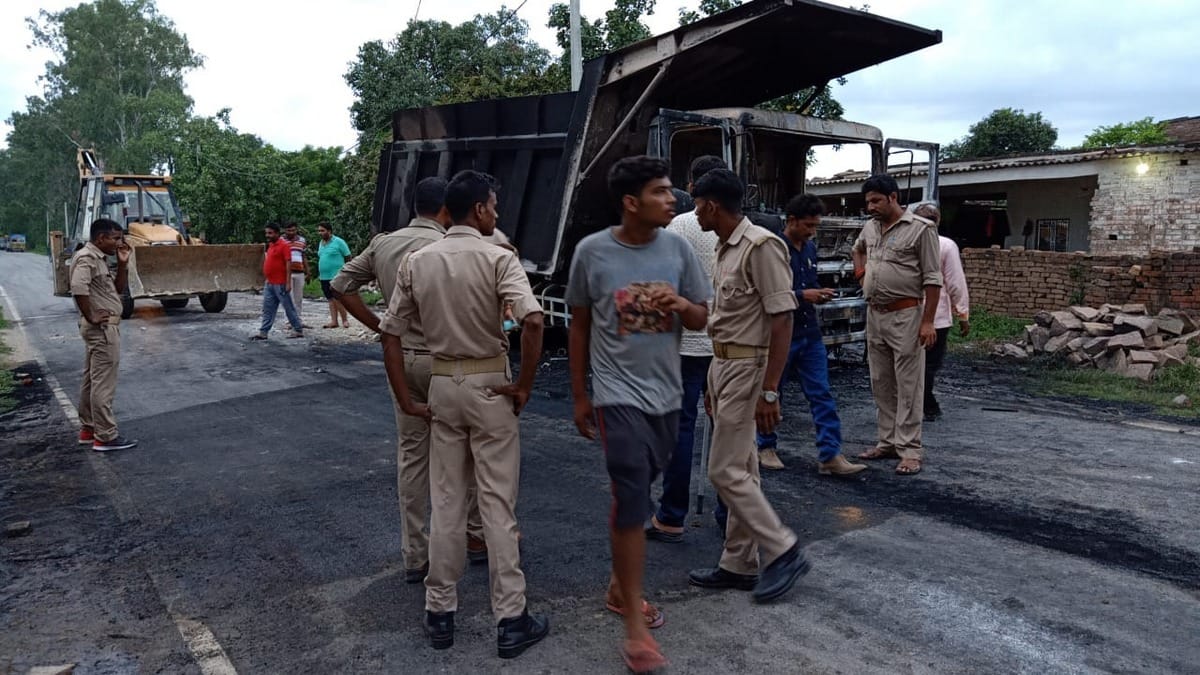 villagers fired six truck in ahraura jamui road after old man injured in truck accident mirzapur