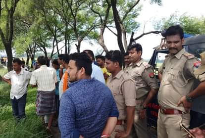 मौके पर मौजूद पुलिस और गांववाले