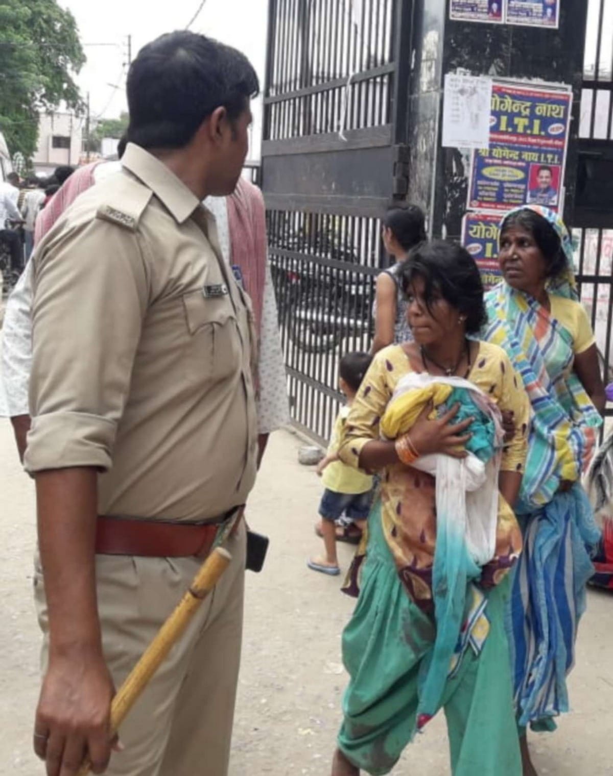 husband suicide wife injured by stabbed in sukhpura ballia