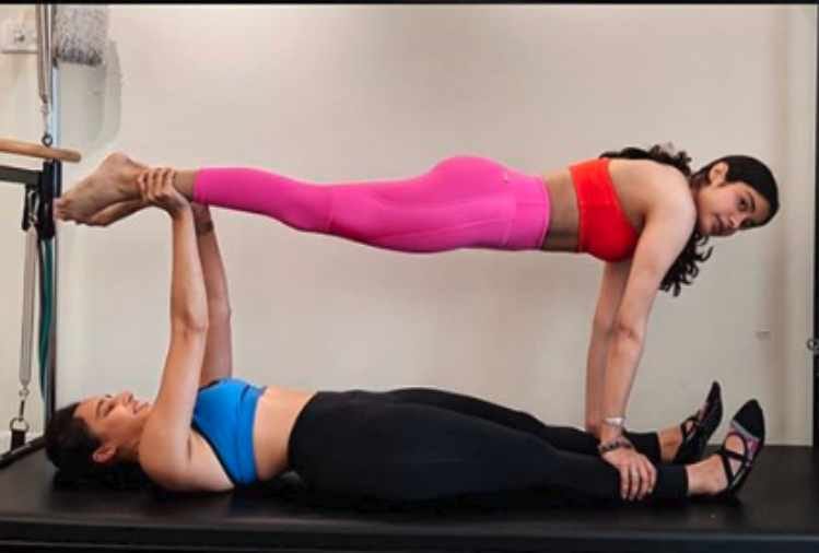 janhvi kapoor balance trick with her fitness trainer Namrata Purohit