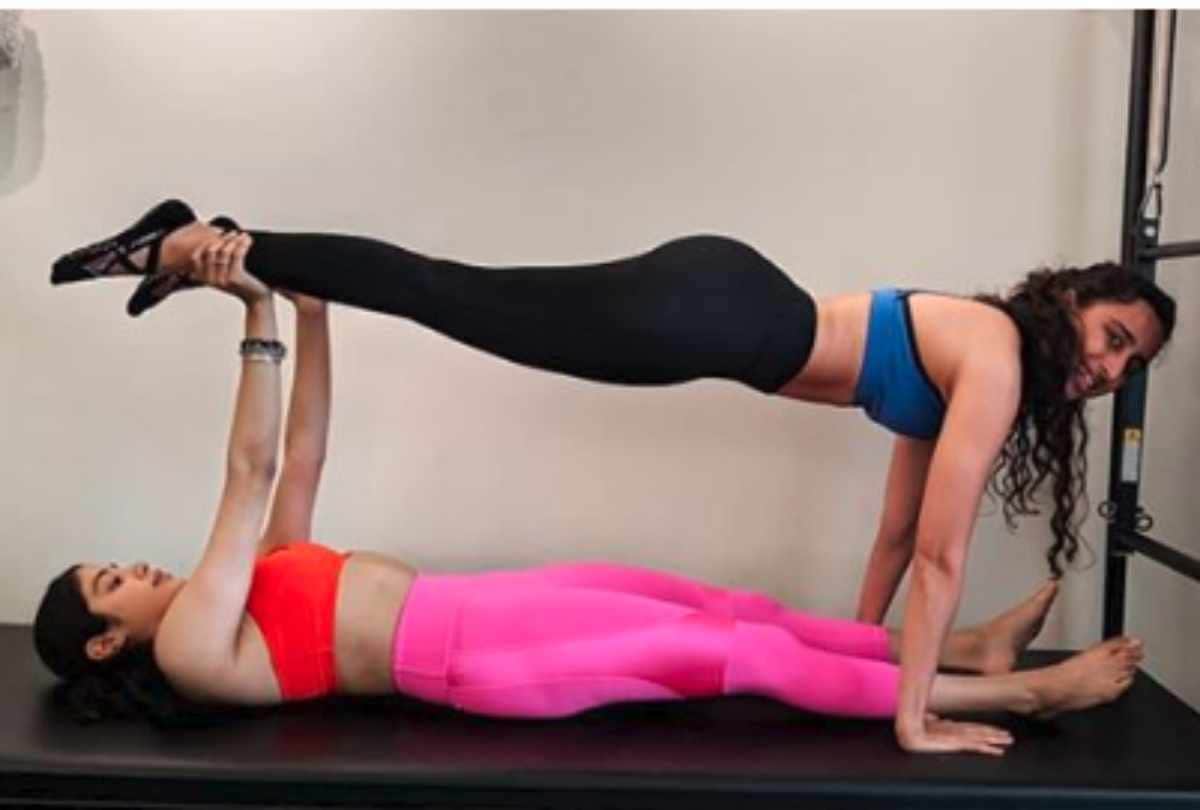 janhvi kapoor balance trick with her fitness trainer Namrata Purohit