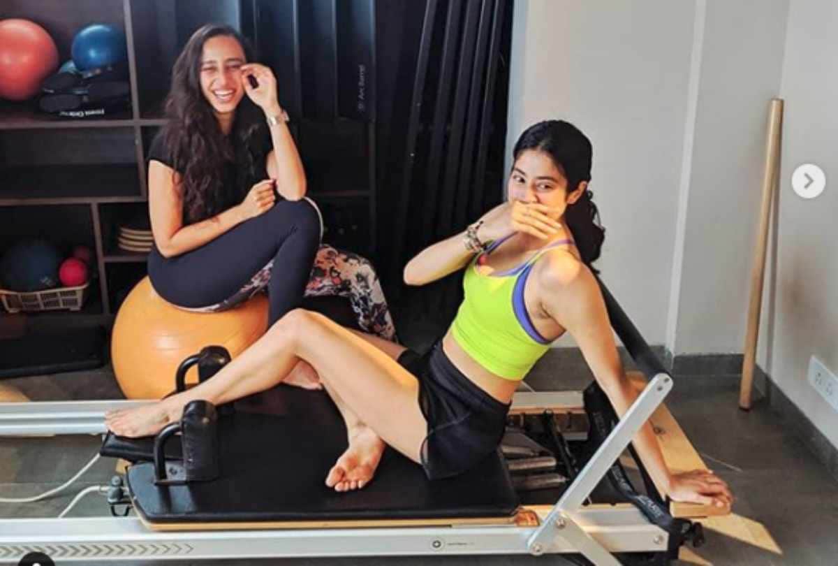 janhvi kapoor balance trick with her fitness trainer Namrata Purohit