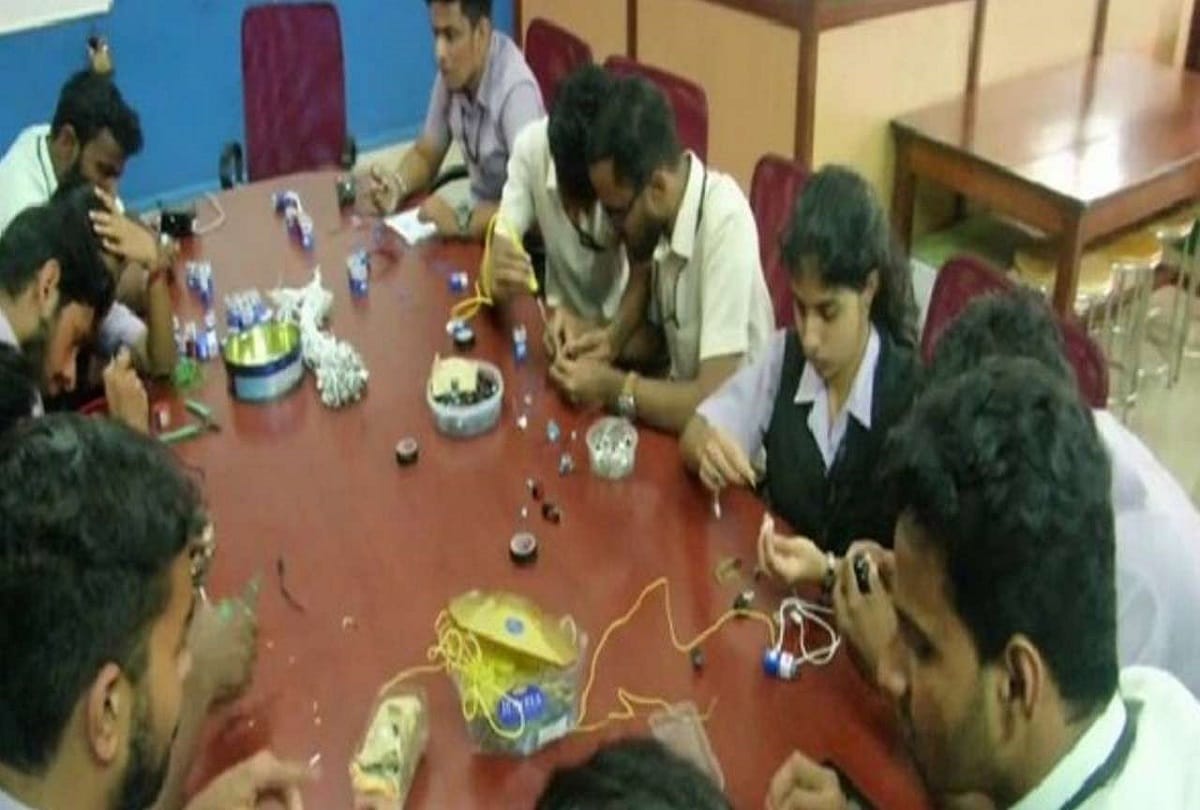 Kerala engineers distribute power bank to 270 flood victims