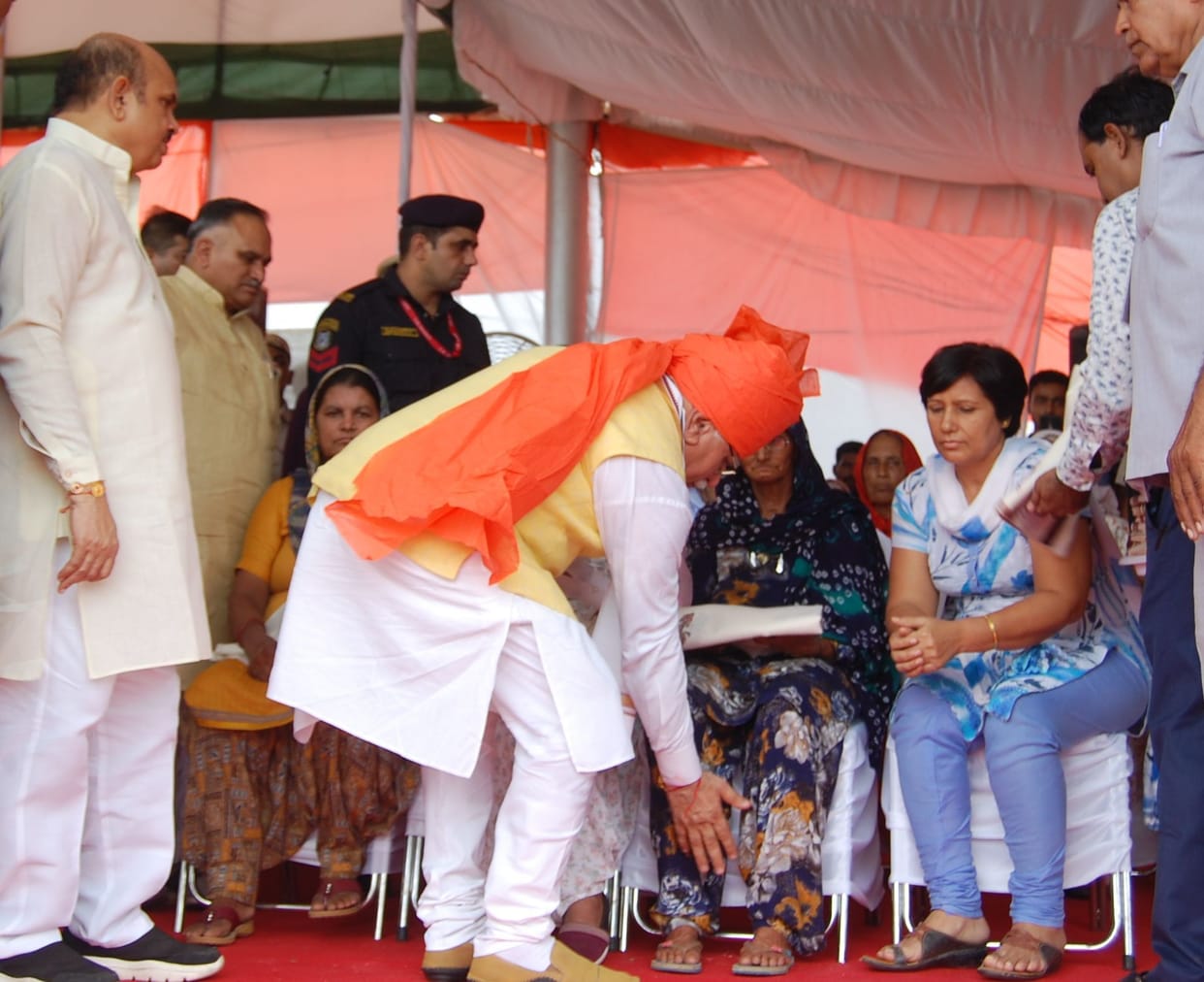 cm honoured widow of shaheed