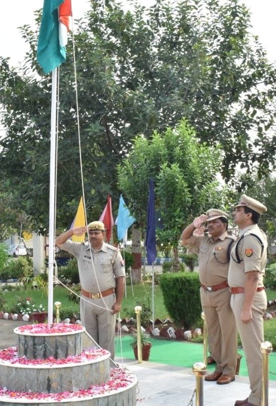 policeman has awarded for good work on independence day.