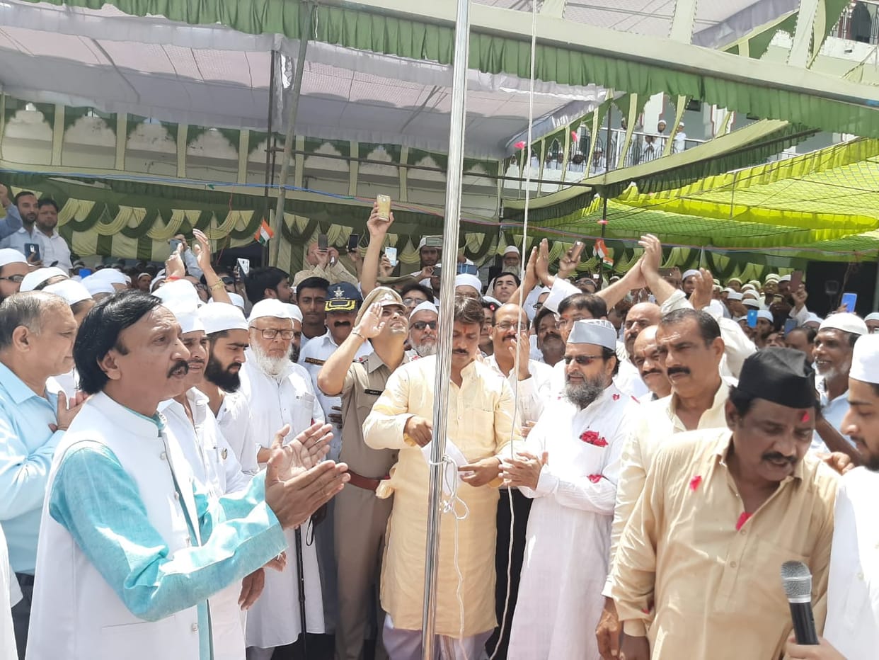DM hoisted the national anthem for the first time in Darul Uloom
