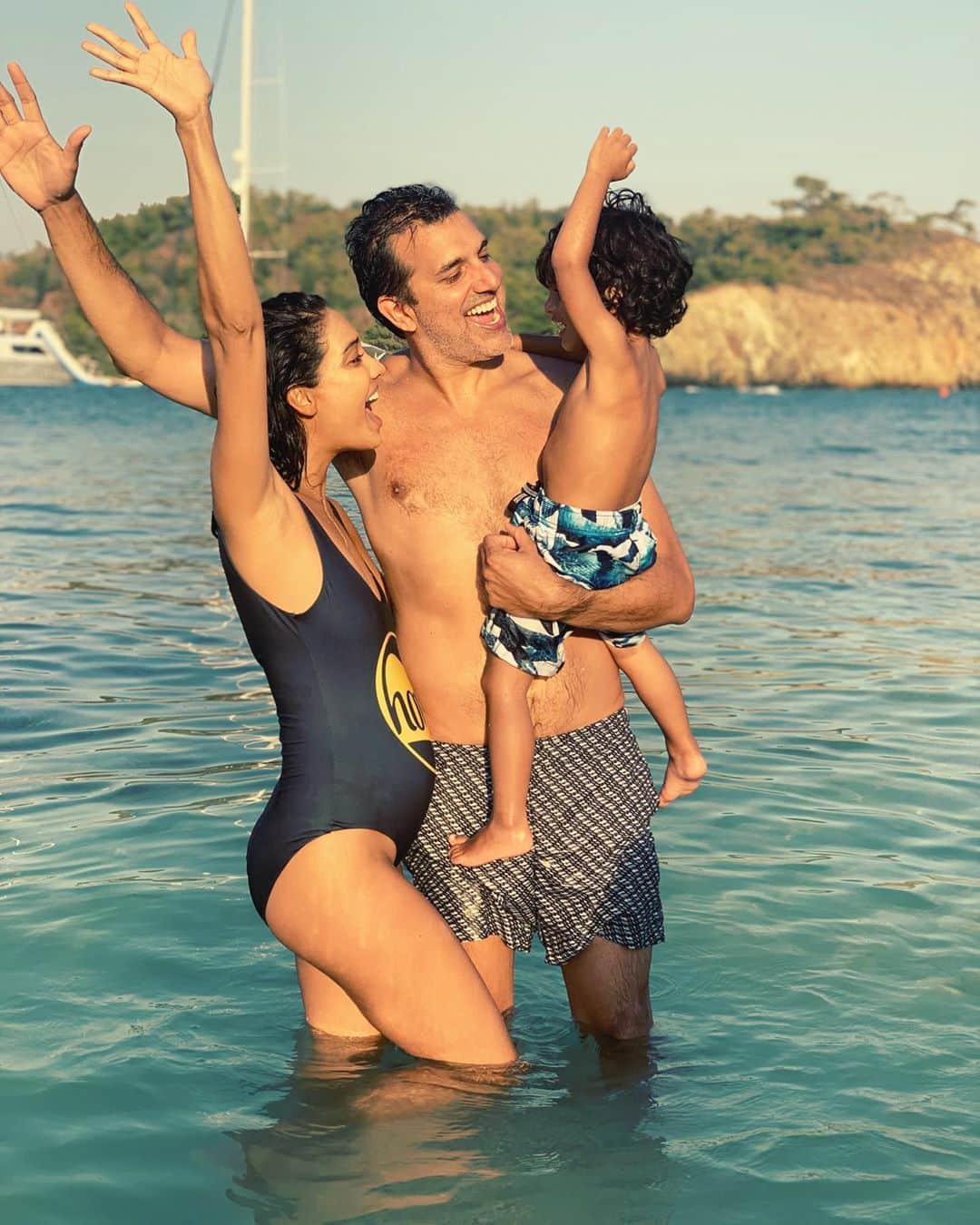Lisa Haydon announces second time pregnancy with family photo bollywood celebs Congratulate her