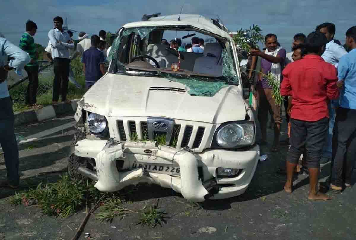 accident on agra lucknow expressway four people injured