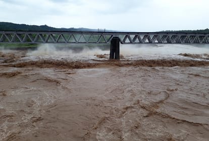beas river water level rise upto mandi manali highway and vehicular movement stopped
