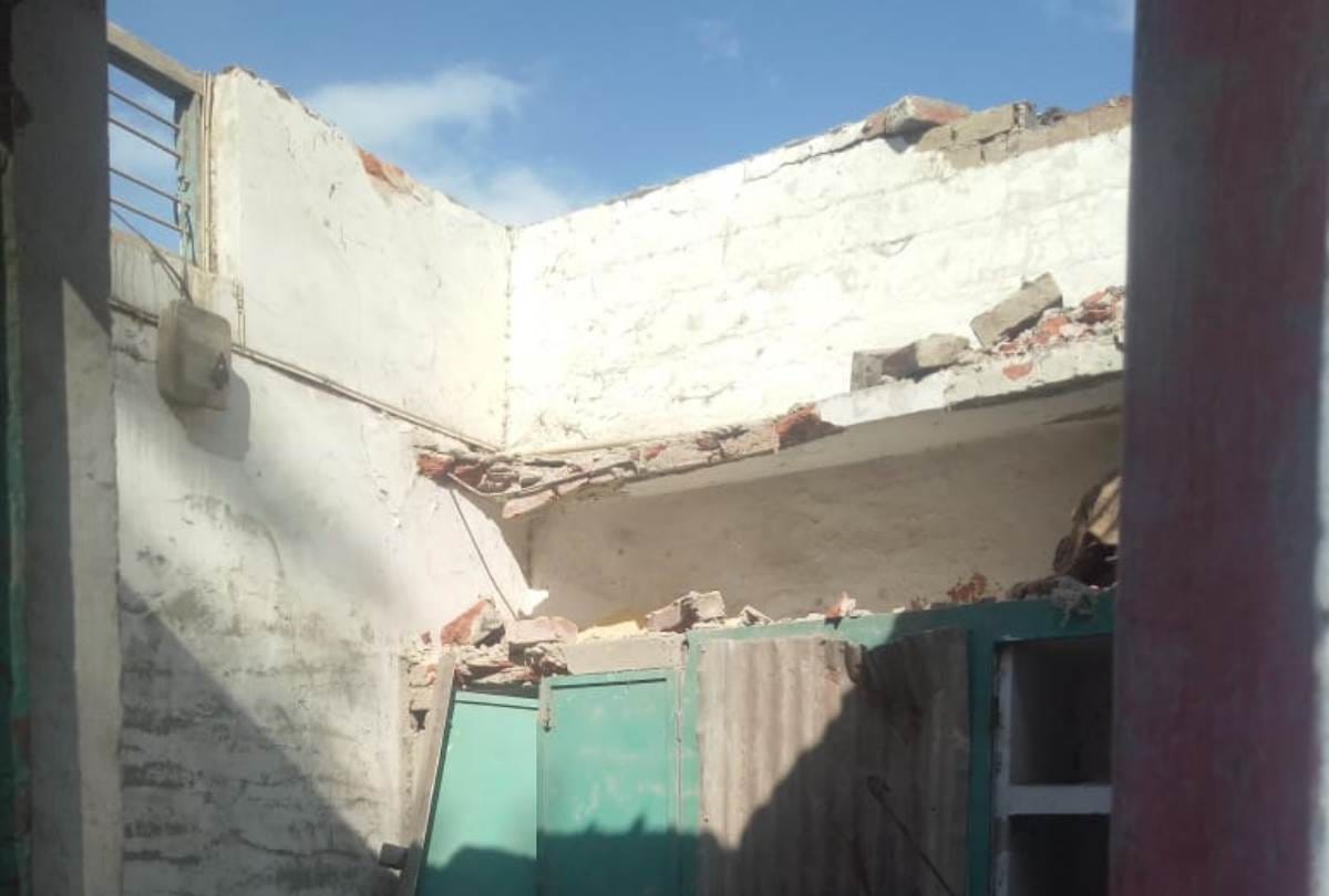 house roof collapse in chinhat area of lucknow, rescue work in action
