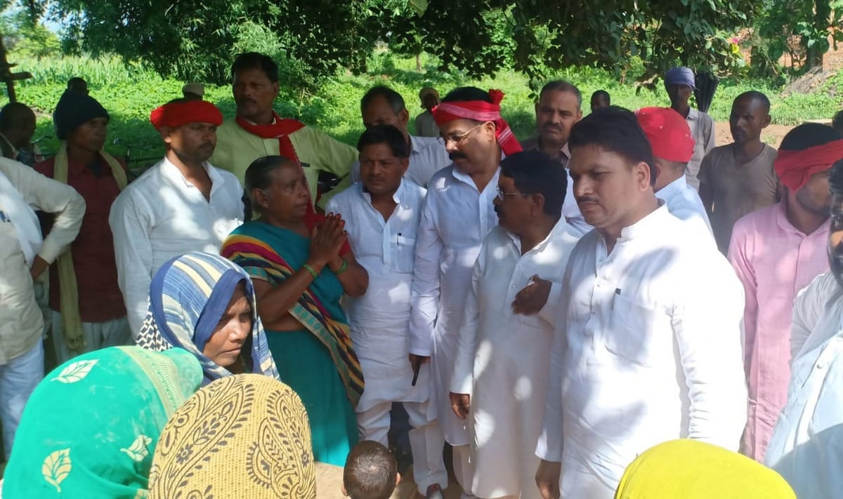 samajwadi party workers byasji goud meet massacre victims in sonbhadra