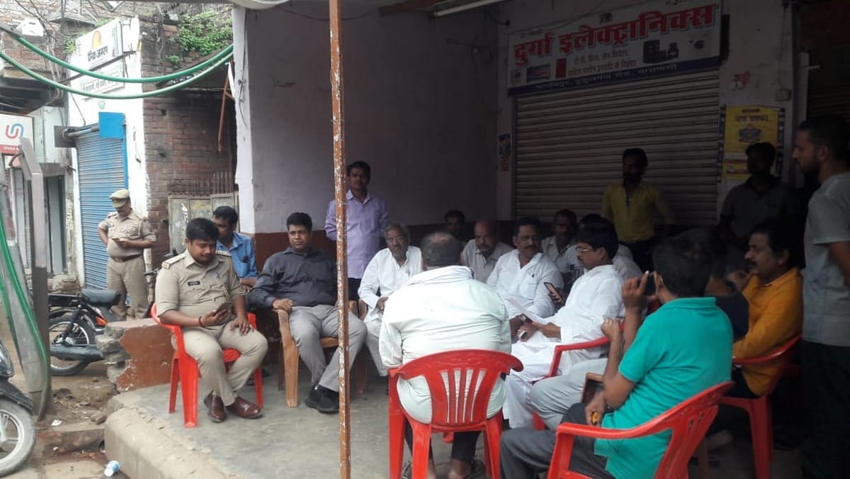 shop keepers close shops protest against murder of shoes businessman in hukumganj varanasi