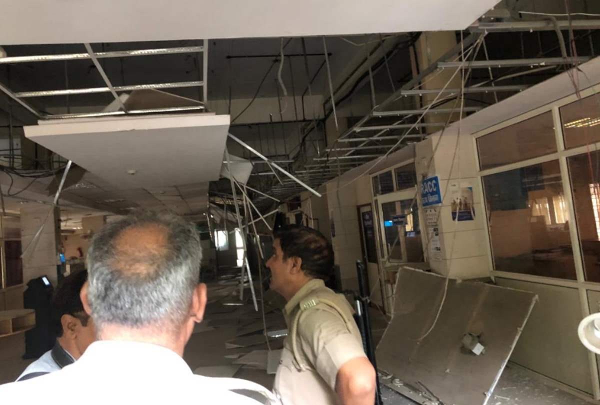 hapur state bank of india ceiling fall of rain all escape bank close