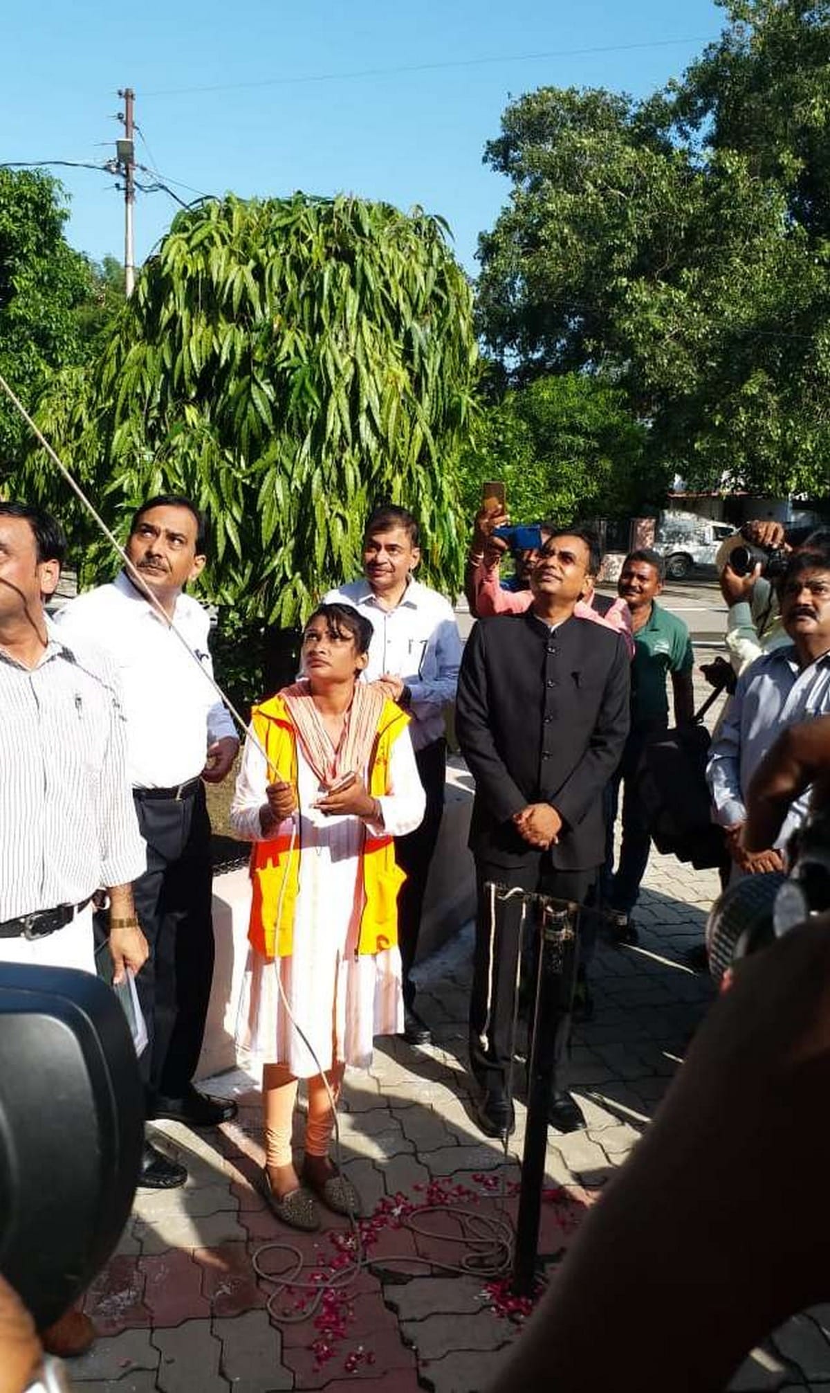 sweeper Chanda hoisted flag in Commissionerate varanasi on independence day 2019