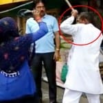 कासगंज में छेड़छाड़ के बाद चप्पल से पिटाई लगाती महिला, लाल घेरे में आरोपी व्यक्ति