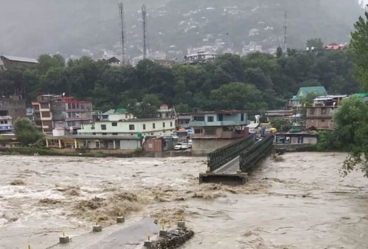 Delhi: दिल्ली-हरियाणा में बाढ़ का खतरा, पहाड़ों पर कहर, कुल्लू में फंसे हजारों सैलानी, चारधाम यात्रा फिर बाधित