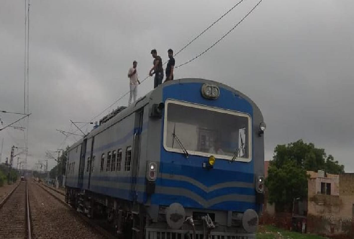 Train stops after breaking wire, Sonipat
