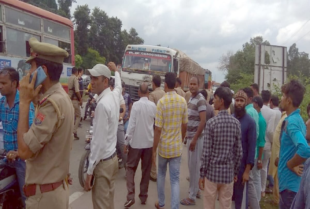 24 People injured due to clash between bus and truck, Admitted in Hospital,