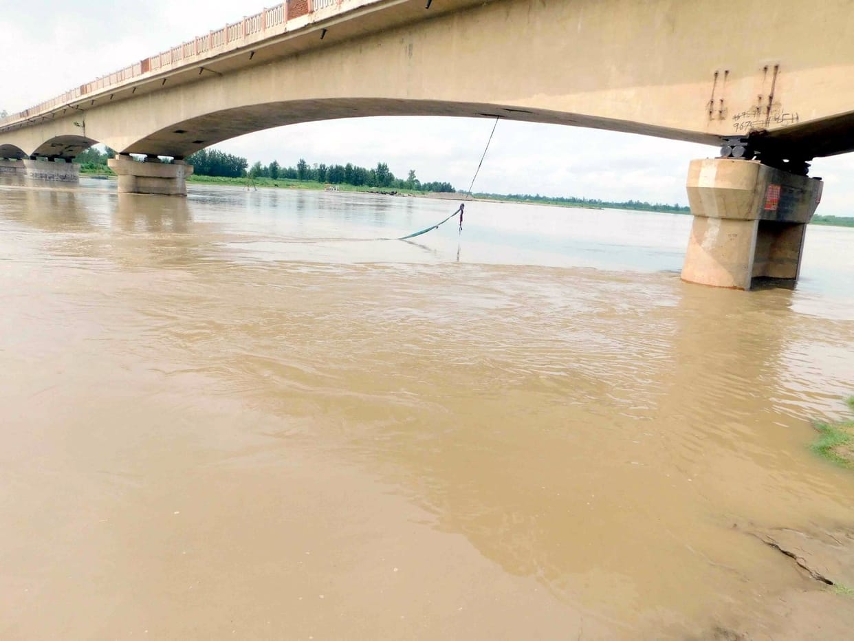 boom in yamuna, high alert in onshore villages