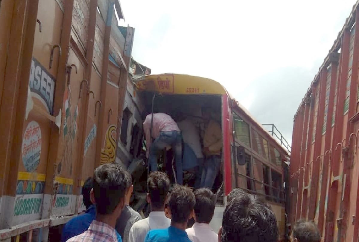 24 People injured due to clash between bus and truck, Admitted in Hospital,