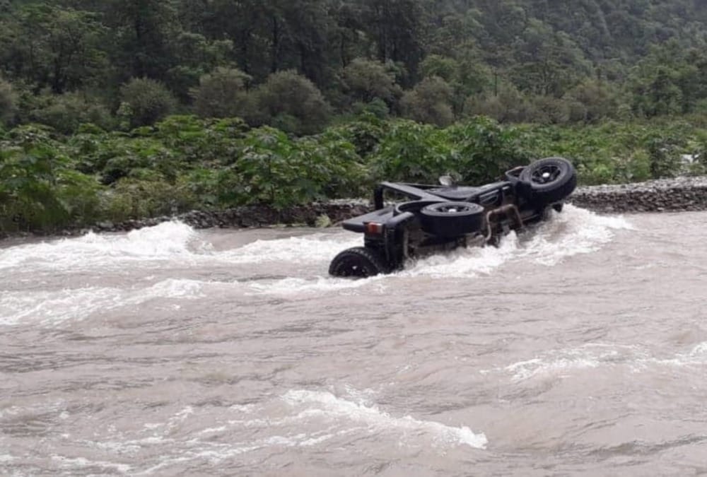 Jeep swept in song river one woman death and four rescue by sdrf in dehradun
