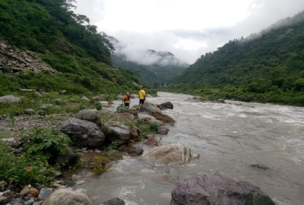 Jeep swept in song river one woman death and four rescue by sdrf in dehradun