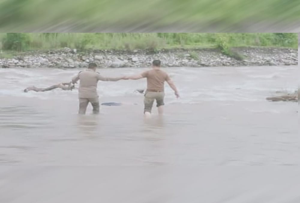 Jeep swept in song river one woman death and four rescue by sdrf in dehradun