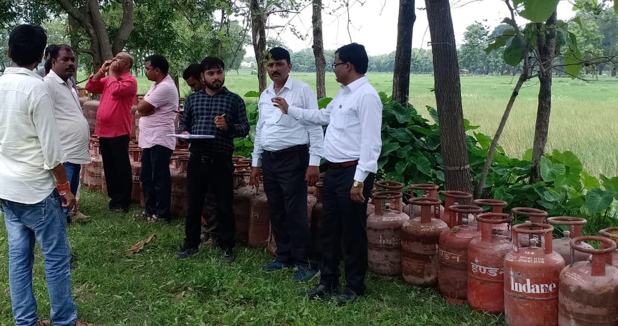 1544 empty gas cylinder recovered, gas agency sealed