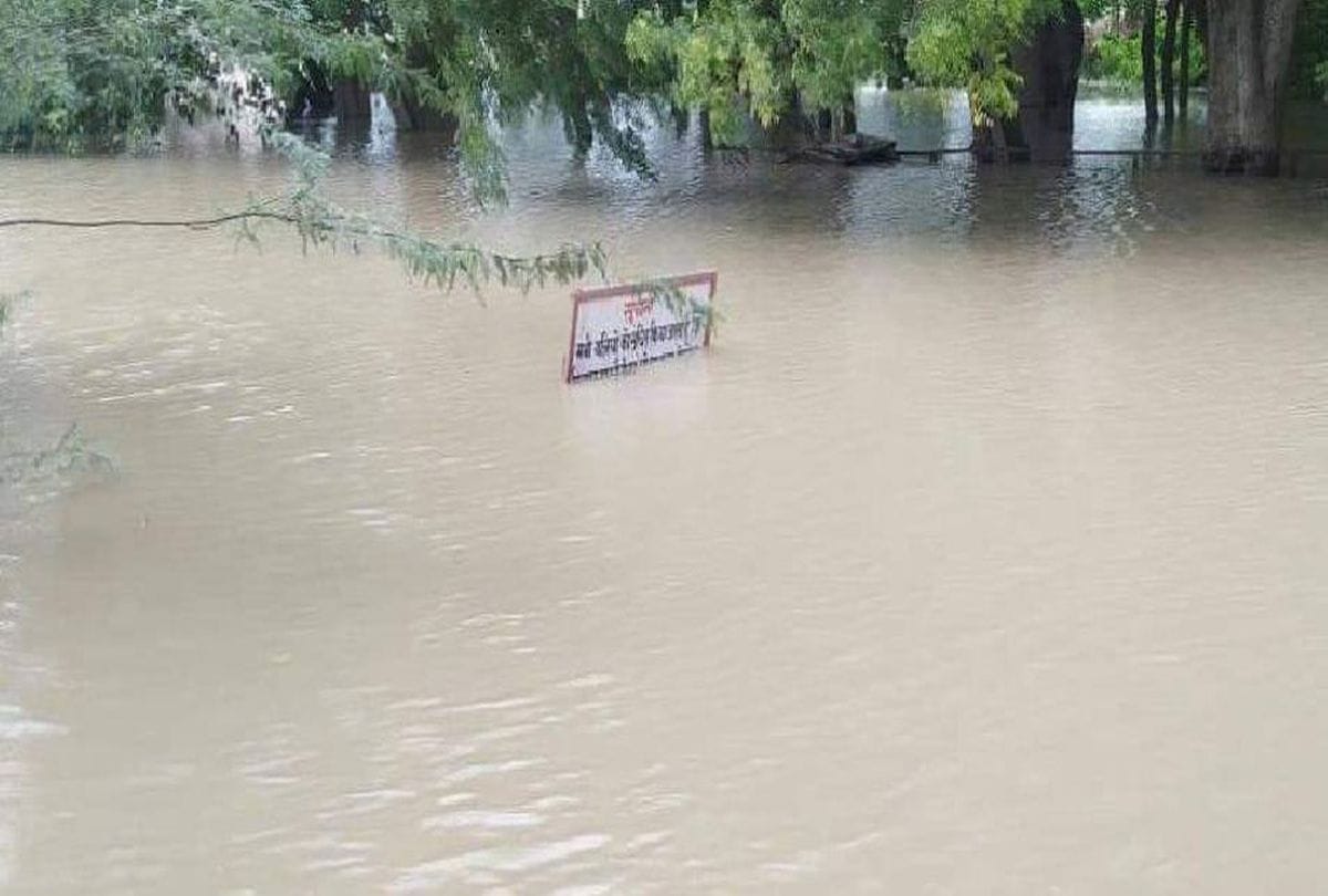 flood alert yamuna river water level reached danger mark in agra