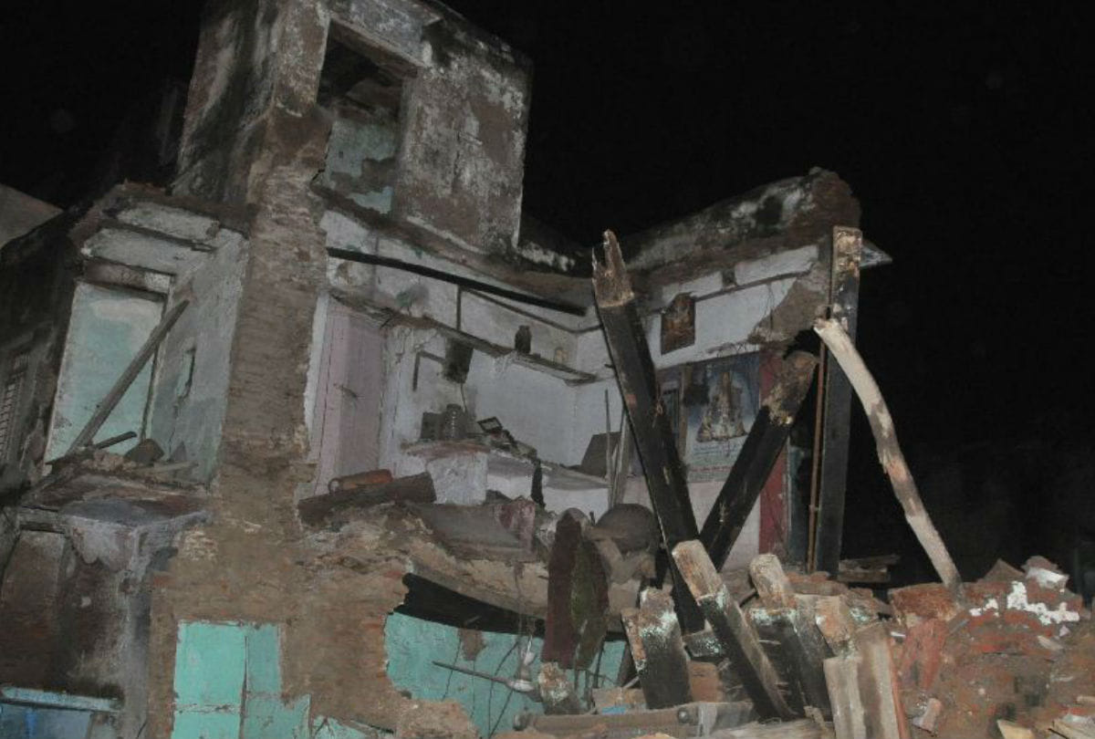 house collapse in raining Four injured at agra city