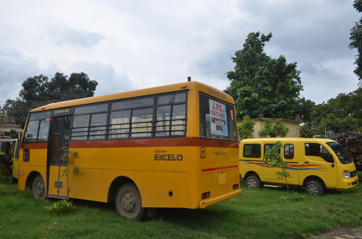 School vans collide with garbage, children narrowly escaped