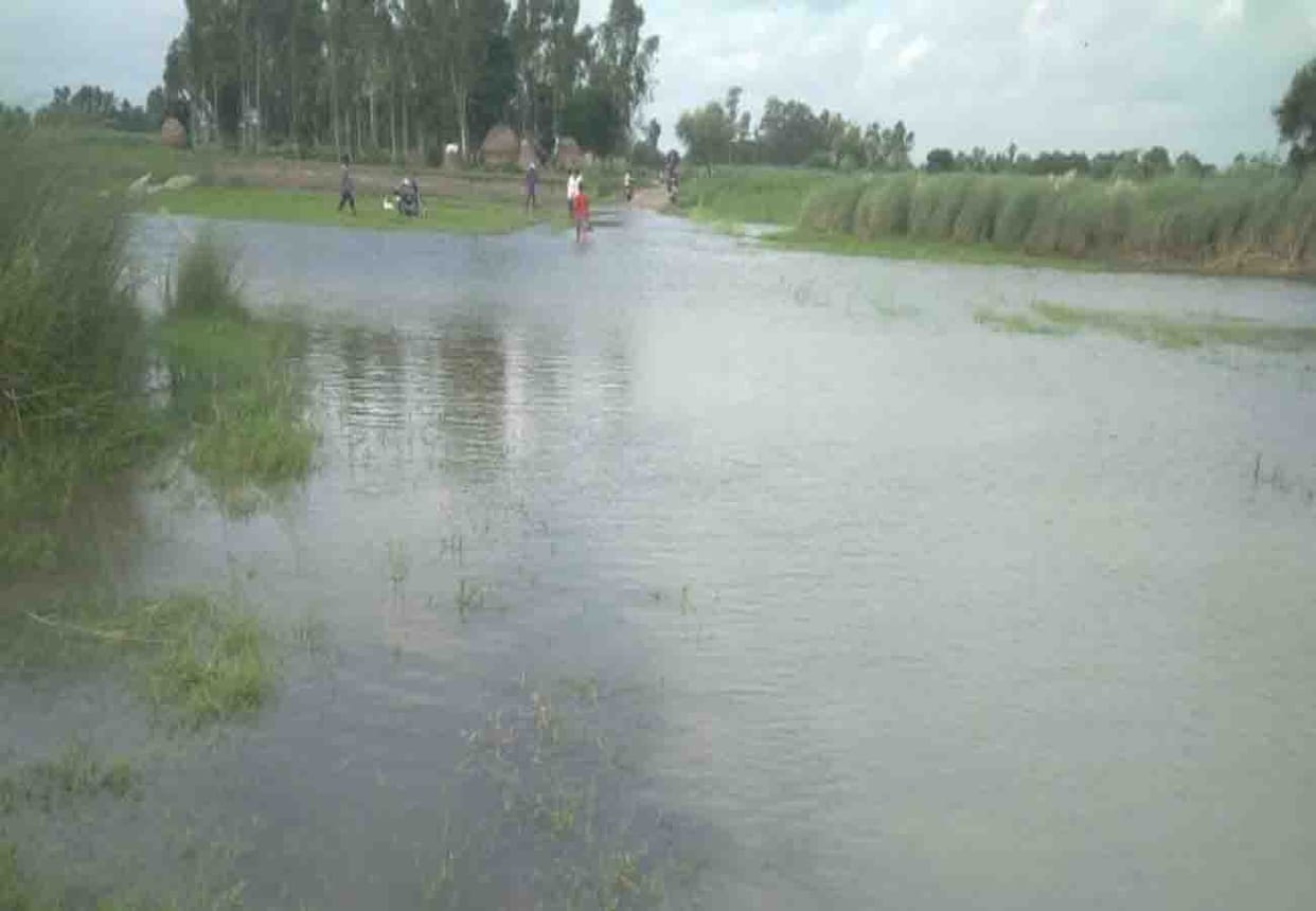 Towards Ganga warning point, flood water enters villages in farrukhabad