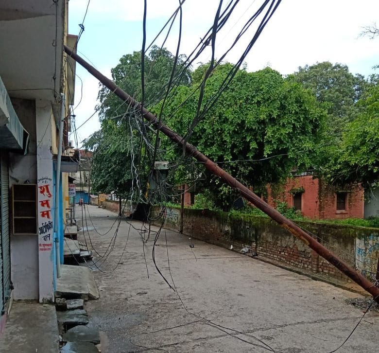 pole  fell down