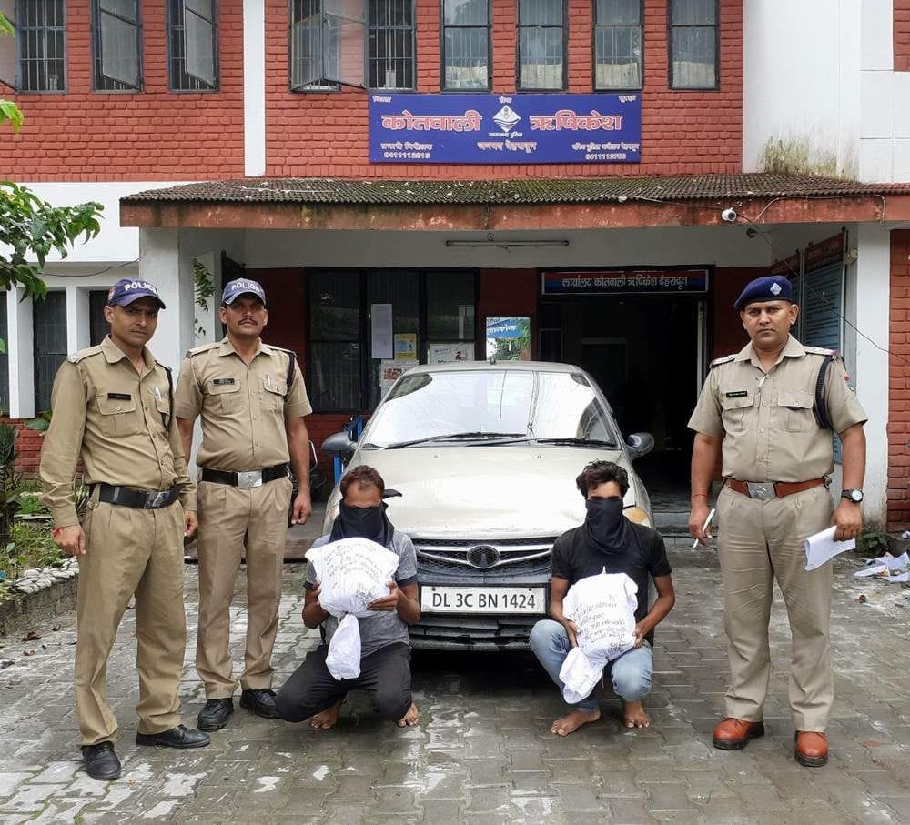 Two arrested with eight kilos of hemp