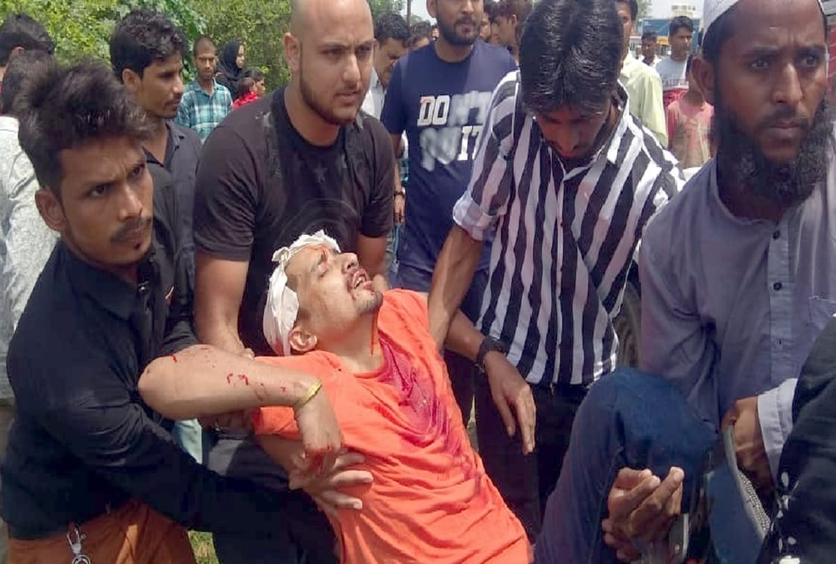 24 People injured due to clash between bus and truck, Admitted in Hospital,