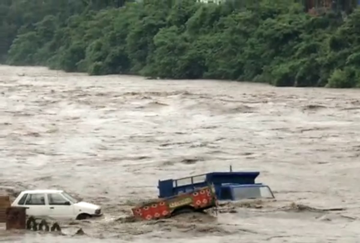 Heavy rain ten killed in himachal pradesh vehicles floating on flooded rivers