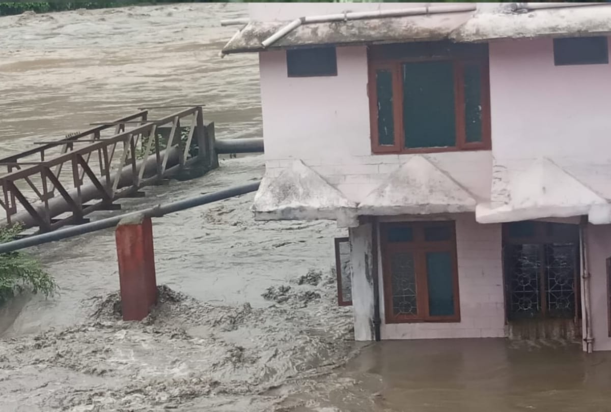 Heavy rain ten killed in himachal pradesh vehicles floating on flooded rivers