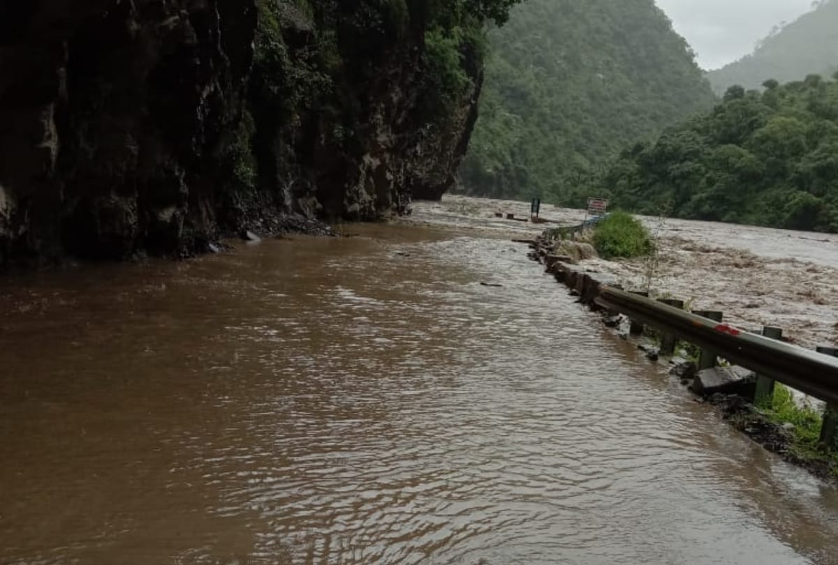 Heavy rain ten killed in himachal pradesh vehicles floating on flooded rivers