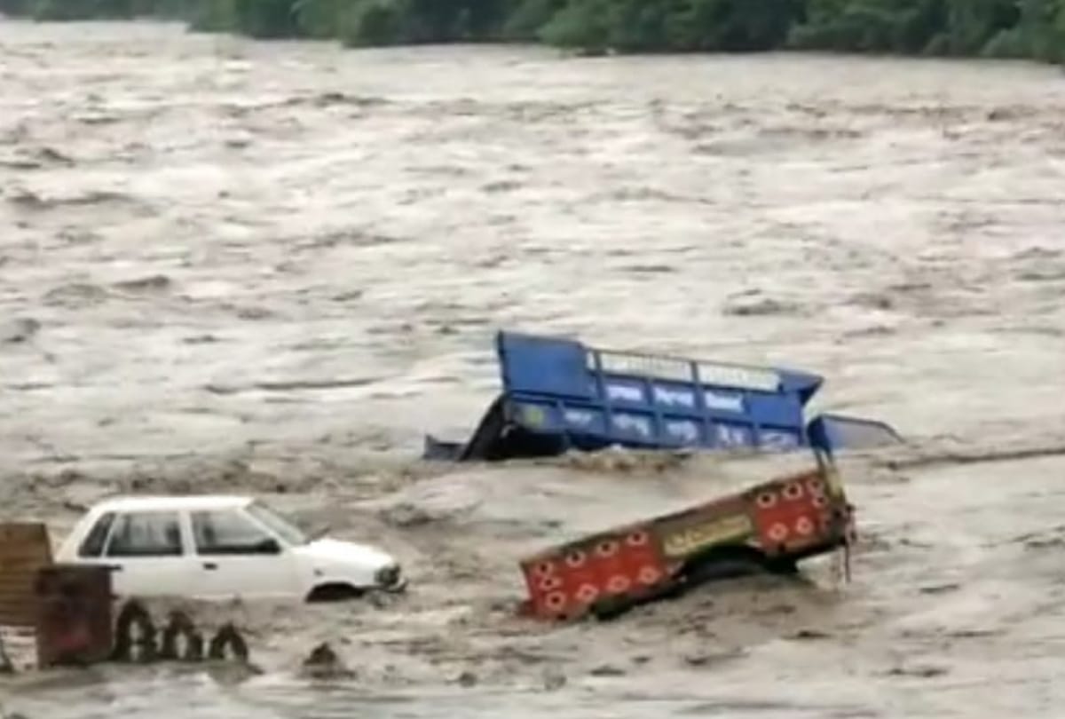 Heavy rain ten killed in himachal pradesh vehicles floating on flooded rivers