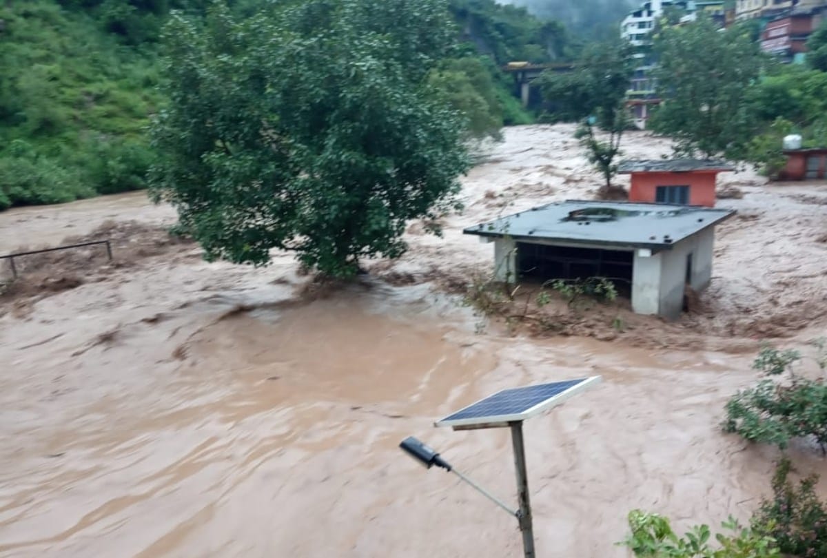 heavy rain in himachal landslide in bilaspur himachal pradesh