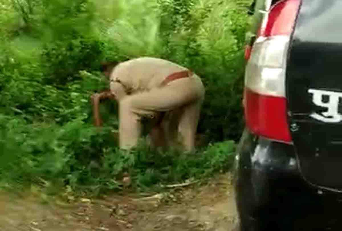 kanpur police two constable fighting middle on the road